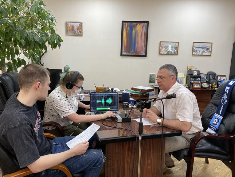 Alexander Slavinsky is giving an interview (in Russian) for the ‘Make it simple’ project of the National Research University of Electronic Technology